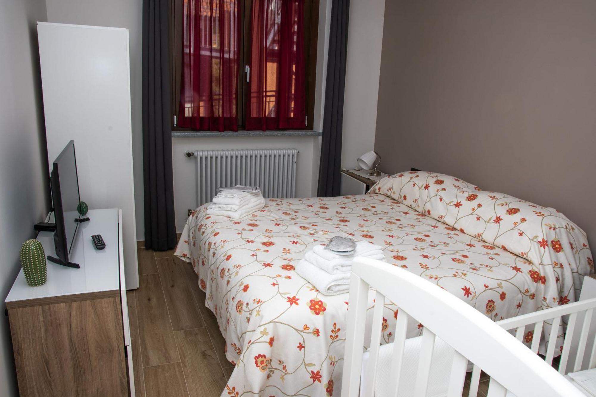 Appartamento Casa Valentin Monforte dʼAlba Esterno foto